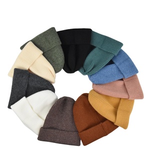 Bonnet d'hiver chaud en acrylique tricoté personnalisé avec broderie 3D et impression en relief pour homme et femme, idéal pour les voyages - Product Image 1