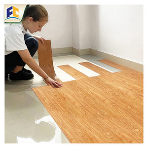 Carreaux en plastique fonctionnels élégants en PVC à profil surélevé pour <span class=keywords><strong>parquet</strong></span> en chêne pour bureaux, espaces commerciaux, revêtement de sol en vinyle LVT auto-adhésif - Product Image 6