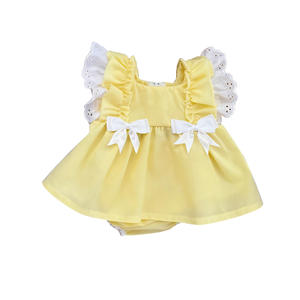 Conjunto de pelele para bebé niña SR4146 personalizado, al por mayor, morado liso con lazos blancos estampados, pelele de manga volante para niña. - Product Image 4