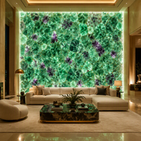 Dalle de pierre semi-précieuse en agates vertes et fluorite, polie sur mesure pour comptoir de réception d'hôtel et restaurant