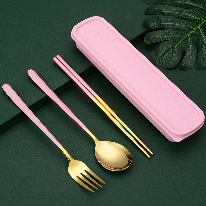 Ensemble trois pièces en or rose (fourchette + cuillère + baguettes + boîte + Buc