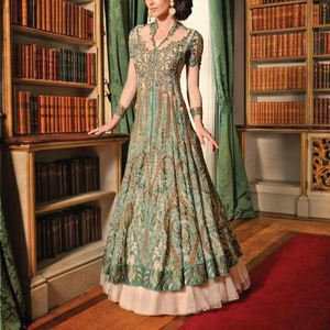 ATIYA LIBAS Robe de soirée/mariage lourde élégante longueur de plancher en mousseline de soie asymétrique Indie Folk Dress Broderie lourde Zardozi - Product Image 4