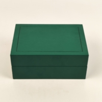 Boîte à montre en bois recouverte de cuir PU vert, doublure en daim beige, logo personnalisé, couvercle à charnière pour le rangement et l'emballage de montres de luxe