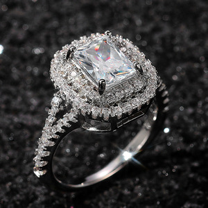 Anello di Lusso con Gemma Quadrata per Donne, Elegante Gioiello da Dito alla Moda - Product Image 6