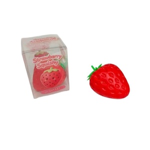Bestseller transfrontalier créatif, prêt à expédier : Jouet anti-stress en caoutchouc souple en forme de fraise, réaliste et à récupération lente - Product Image 1