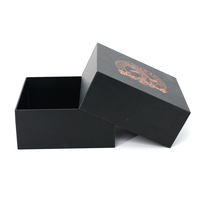 Boîte cadeau pliable en carton ondulé noir et orange imprimée, avec options de finition brillante, mate, gaufrée et dorée
