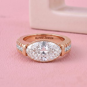 Anillo de compromiso solitario de diamante talla oval East West con halo oculto y banda pavé para joyería fina nupcial moderna - Product Image 4