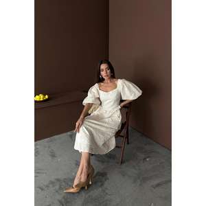 Robe de soirée vintage beige en organza brodée à manches ballon, col carré, coupe trapèze, faite à la main, vente en gros - Product Image 2