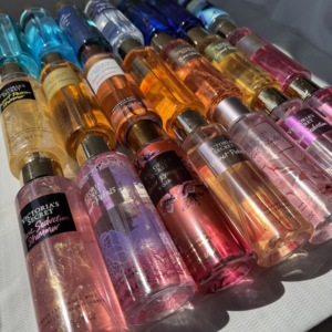 สเปรย์น้ำหอมสำหรับฤดูร้อน กลิ่นดอกไม้และผลไม้ สำหรับผู้หญิง ให้ความหอมหรูหรา ติดทนนาน 250 มล. โอ เดอ ปาร์ฟูม น้ำหอมวิคตอเรีย ซีเคร็ท - Product Image 1