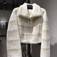 Manteau court personnalisé en polyester blanc avec col montant, demi-fermeture éclair et ourlet à cordon, en fausse fourrure pelucheuse, idéal pour l'automne et l'hiver, style décontracté