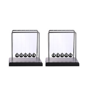 Pendolo <span class=keywords><strong>di</strong></span> <span class=keywords><strong>Newton</strong></span> in Metallo con Logo Inciso, Sfera <span class=keywords><strong>di</strong></span> Equilibrio Placcata in Nichel Nero con Serigrafia per Scrivania - Product Image 1