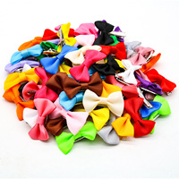 Jolie pince à cheveux pour animaux de compagnie en polyester couleur unie avec nœud, accessoires et décorations pour chiens en gros