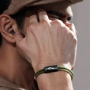 Pulsera tejida de acero inoxidable a la moda con diseño grabado Pulseras con dijes de moda para hombres Mujeres para regalos de vacaciones familiares - Product Image 2