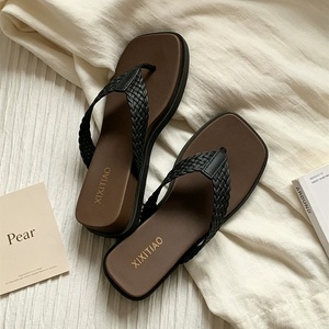 XIXITIAO Sandalias de Verano para Mujer con Tira Tejida, Punta Cuadrada, PVC, Suela Gruesa Antideslizante, <span class=keywords><strong>Chanclas</strong></span> de Moda para Vacaciones, Playa y Aire Libre - Product Image 5