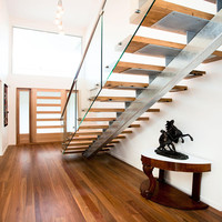 Escalier droit intérieur de villa moderne minimaliste avec rampes en verre trempé sans cadre