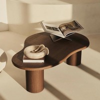 Grande table basse incurvée en bois foncé de forme organique à trois pieds cylindriques, style Wabi-Sabi moderne pour salon