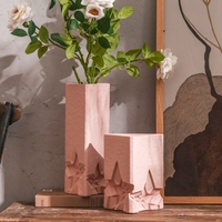 Vase à fleurs en céramique moderne avec bord ondulé et base géométrique en étoile, rose mat, décoration sculpturale pour salon et hôtel