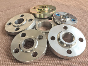 Flange per Tubi in Acciaio Certificati ASME-B16.5/ASME-B16.47/AWWA-C207/API-6A/DIN/EN/JIS ISO 9001 per Superficie RF - Product Image 1