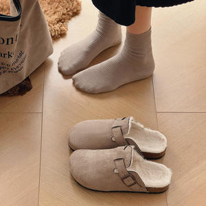Nouvelle tendance : Chaussons pour femmes en PVC, chaussons d'extérieur, chaussons en peluche, chaussons mode, chaussons d'intérieur de haute qualité - Product Image 1