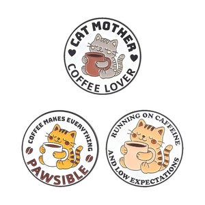 Spilla in smalto Gatto Tabby 'Funziona con Caffeina e Basse Aspettative' con la scritta 'Il Caffè Rende Tutto PAWSible', Gioiello Distintivo - Product Image 1