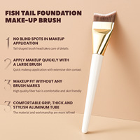 Pinceau plat professionnel pour le visage, le fond de teint, le correcteur et le crayon à lèvres, en poils synthétiques avec manche en plastique