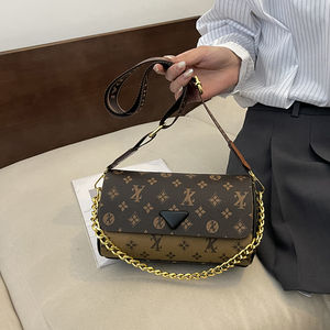 กระเป๋าผู้หญิงที่จำหน่ายโดยโรงงานผลิตของจีน พร้อมสายสะพายตกแต่งด้วยโซ่ทรงกระบอก 2817 - Product Image 3