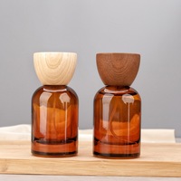 Vente en gros de flacons vaporisateurs de parfum en verre ambré vides et rechargeables de 50 ml avec bouchon à vis en bois