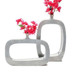 แจกันโลหะสีเงินใสทันสมัยสำหรับโอกาสพิเศษพร้อมการตกแต่งระดับพรีเมียม - Product Image 1