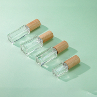 Cosmétique carré vide avec capuchon en bois Vaporisateur de brume fine Vaporisateur de parfum rectangulaire en verre