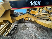 Niveleuse à moteur CAT 140K d'occasion en excellent état, engin de construction lourd pour la construction routière et les travaux de terrassement