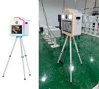 Photomaton Tendance Virale 15,6 Pouces en Forme d'Appareil Photo avec Trépied, Conception Intégrée Monobloc, Facilement Déplaçable, Écran Tactile pour Fêtes