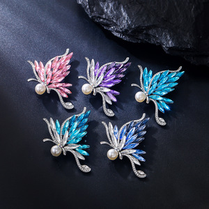 Weiman Legierung Kristallglas Schmetterlingsbrosche Zirkon Perle Farbverlauf Plattiert Nummern-Anstecknadel Modeschmuck für Hochzeit Party Verlobung - Product Image 5