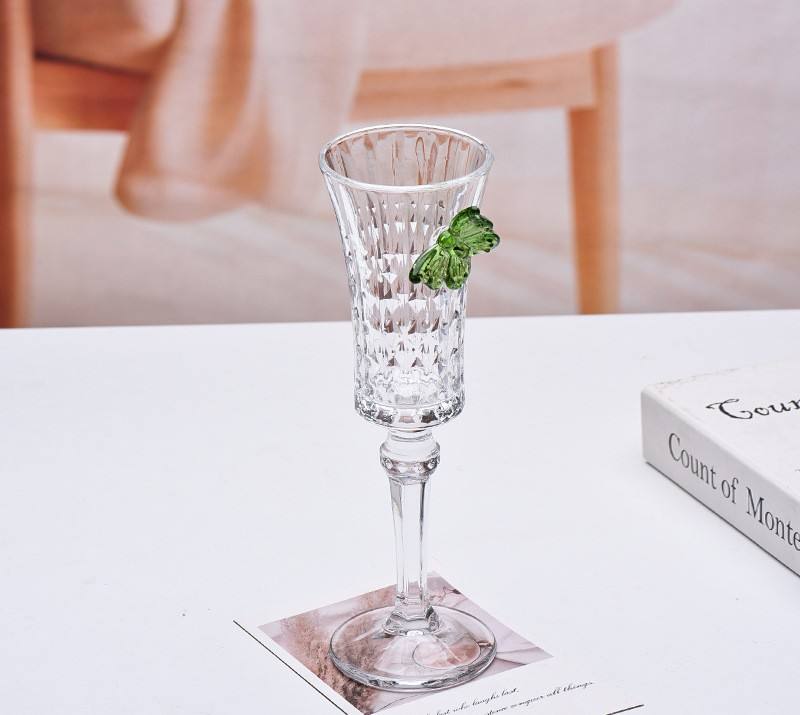 Tasse en verre à pied sculpté papillon vert 145 ml