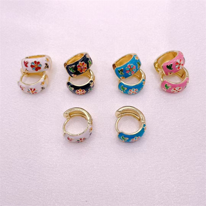 Pendientes <span class=keywords><strong>de</strong></span> aro esmaltados encantadores para las orejas, esmaltados pendientes <span class=keywords><strong>de</strong></span> aro <span class=keywords><strong>de</strong></span> varios colores chapados en <span class=keywords><strong>oro</strong></span>, pendientes <span class=keywords><strong>de</strong></span> flores, joyería al por mayor - Product Image 3