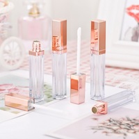 Le dernier design présente un tube de gloss à lèvres carré rose doré de 5 ml avec un logo de marque personnalisé sur le tube de gloss à lèvres argenté.