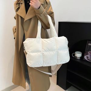 Sacs fourre-tout matelassés grande capacité 2025 avec logo personnalisé pour femmes, sacs à main gonflés de couleur unie - Product Image 5