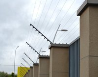 Système de clôture électrique pulsée certifié au design moderne 12KV, galvanisé et recouvert de PVC, antivol robuste pour jardin, aéroport, frontière, haute puissance