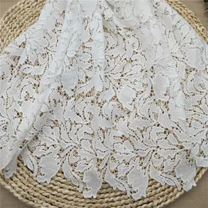 सफेद रंग कस्टम फीता कढ़ाई Guipure फीता शुद्ध कपड़े के लिए पोशाक
