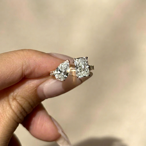 Anillo Toi et Moi con diamantes radiantes y de talla pera en oro amarillo macizo con banda pavé, anillo de compromiso clásico de dos piedras con cuatro puntas. - Product Image 1
