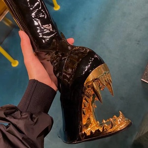 Botas Altas hasta el Muslo para Mujer con Tacón de Cuña y Forma de Diente Personalizada, Ajustadas, con Punta Fina y Charol - Product Image 6