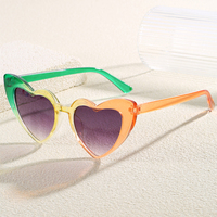 Mode et coloré coeur lunettes de soleil PC matériel femmes décoration coeur lunettes de soleil lunettes de fête
