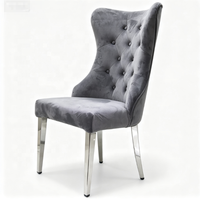 Chaise de salle à manger de luxe en velours gris avec pieds en acier inoxydable chromé, dossier capitonné en losanges et dossier en anneau de lion
