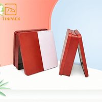 Boîte en métal carrée rouge avec un design romantique en forme de cœur pour la Saint-Valentin, pour chocolats, bonbons et biscuits