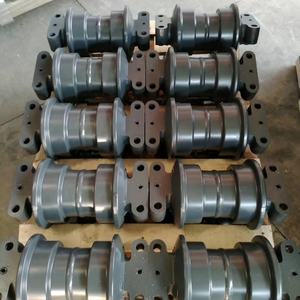 Rullo di scorrimento a doppia flangia 208-30-00570 per escavatore PC500-10MO, classe 30 tonnellate, corpo forgiato in 35CrMo, binario temprato a induzione - Product Image 1