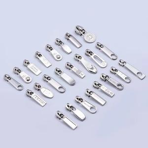 Vendita calda Logo personalizzato in rilievo in metallo <span class=keywords><strong>cerniera</strong></span> tirante argento spazzolato-cursori <span class=keywords><strong>cerniera</strong></span> di alta qualità - Product Image 3