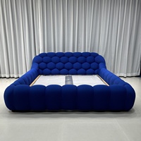 Lit double moderne minimaliste haut de gamme, tissu doux et structure en bois, 180x200cm, vente en gros personnalisée OEM pour projets hôteliers et de clubs