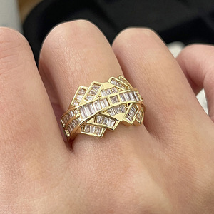Bague géométrique futuriste en zircon pour femme, bijou de doigt de luxe et tendance - Product Image 2
