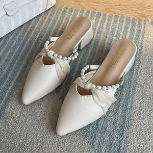 Sandálias Femininas de Verão 2026 Novas com Salto Grosso Estilo Coreano Bico Fino Meia Sandália com Tira de Fivela para Exterior Salto Baixo Estilo Fada Baotou - Product Image 2
