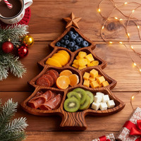 Houten charcuterieplank met meerdere compartimenten voor kerst, voor desserts, fruit, vlees en snacks
