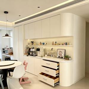 Buffet de salle à manger incurvé de luxe - Éclairage LED et étagères à niveaux, bar à café + rangement pour objets de collection pour cuisines modernes - Product Image 2